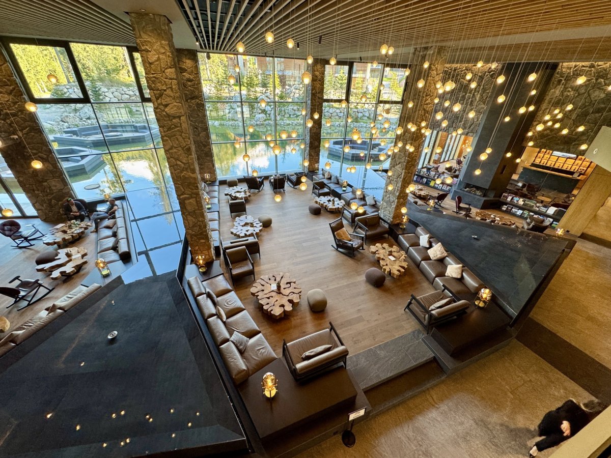 Lobby s jezírkem Swissotel Damian Jasna