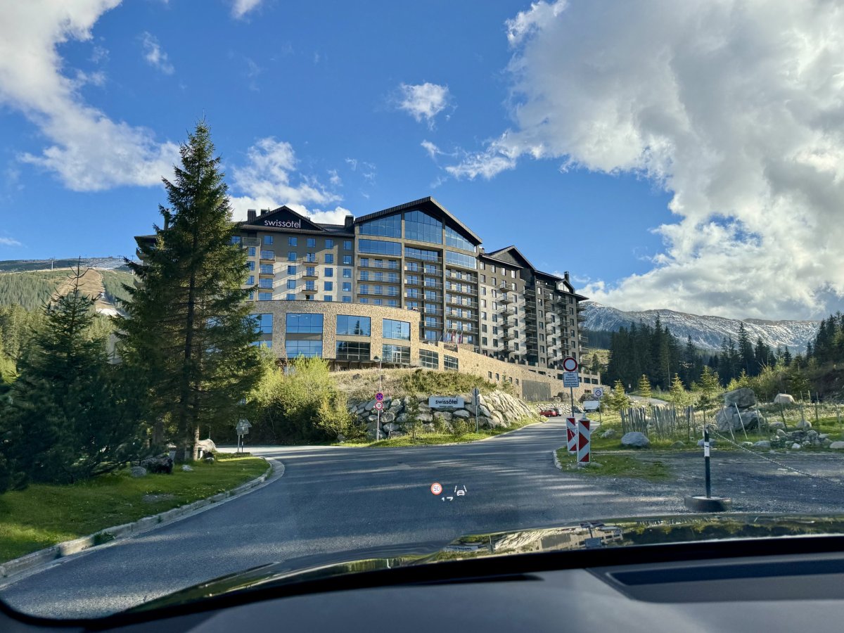 Příjezd k hotelu Swissotel Damian Jasna
