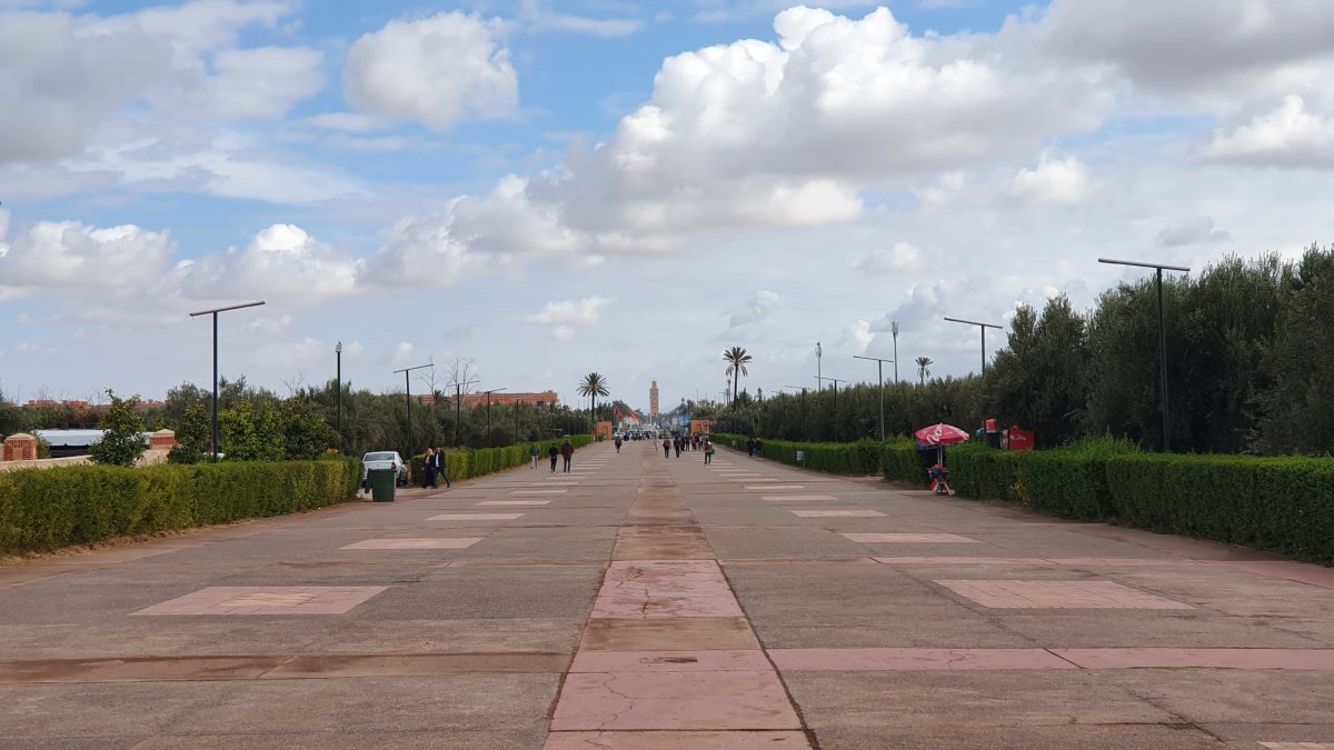 Pohled ze zahrady Menara směrem k centru města. Panorama, kterému dominuje minaret mešity Kutubíja, dal tomuto místu pravděpodob