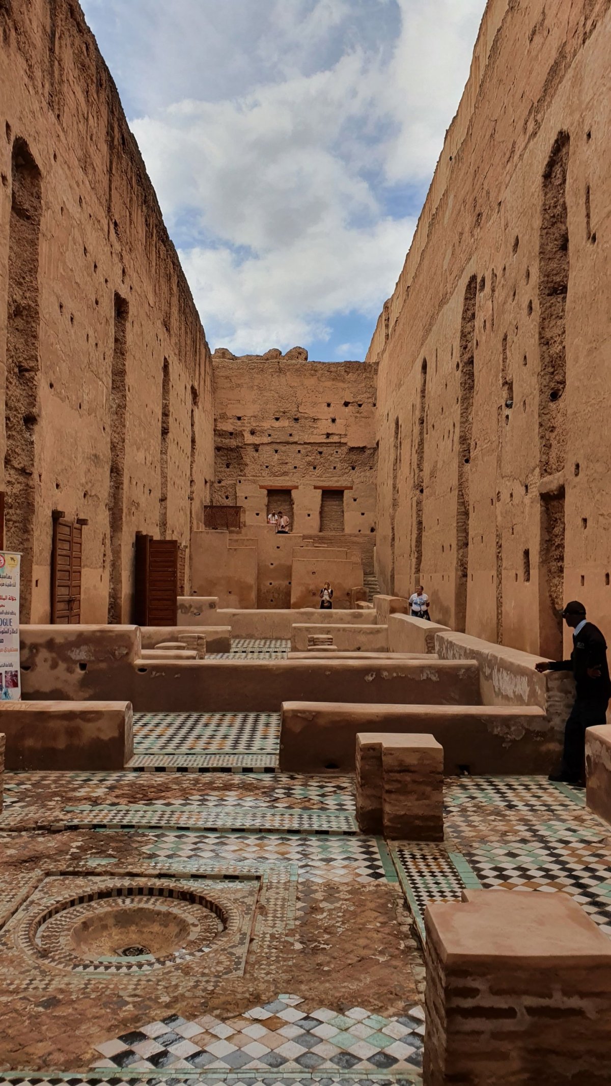 Jedno z křídel paláce al-Badi. Dnes z něj zbyly již bohužel jen zdi a několik zdobných detailů.