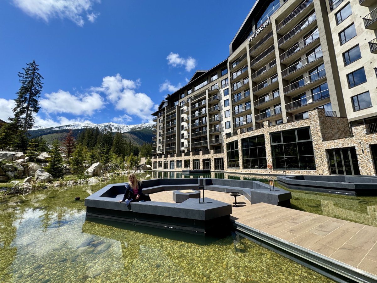 Venkovní posezení v jezírku