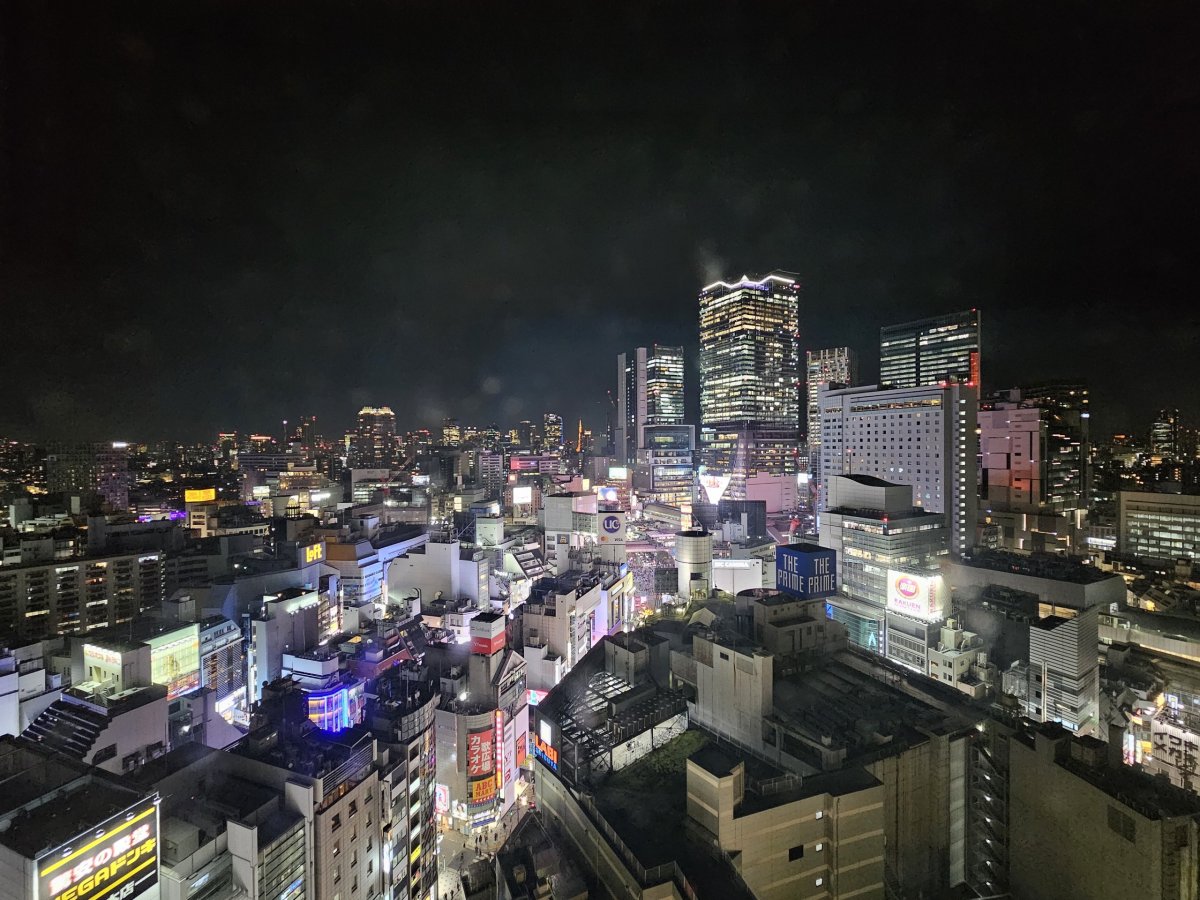 Výhled z pokoje v 18. patře během noci