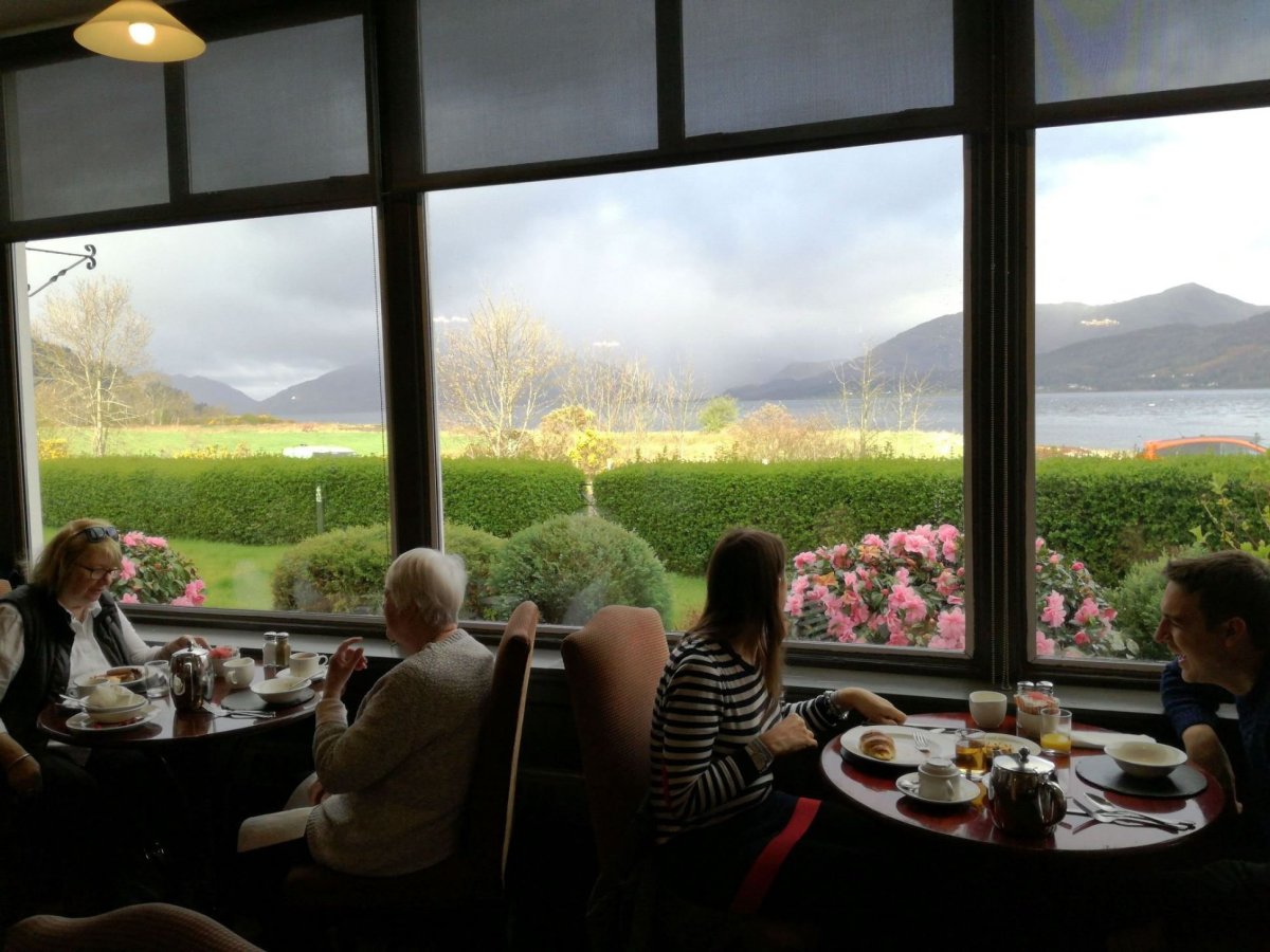 Výhled od snídaně na Loch Linnhe