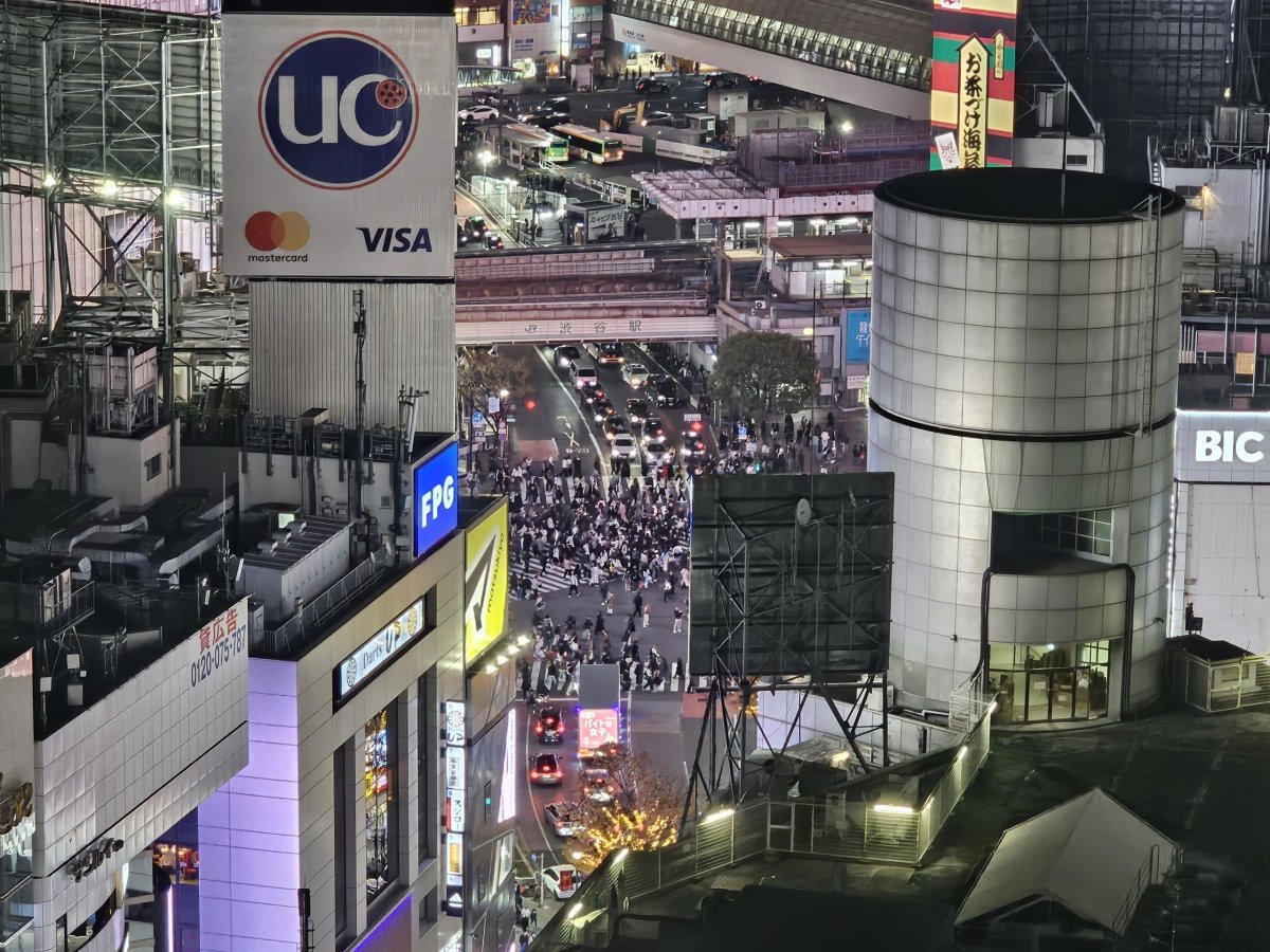 Výhled na křižovatku Shibuya v noci - se zoomem