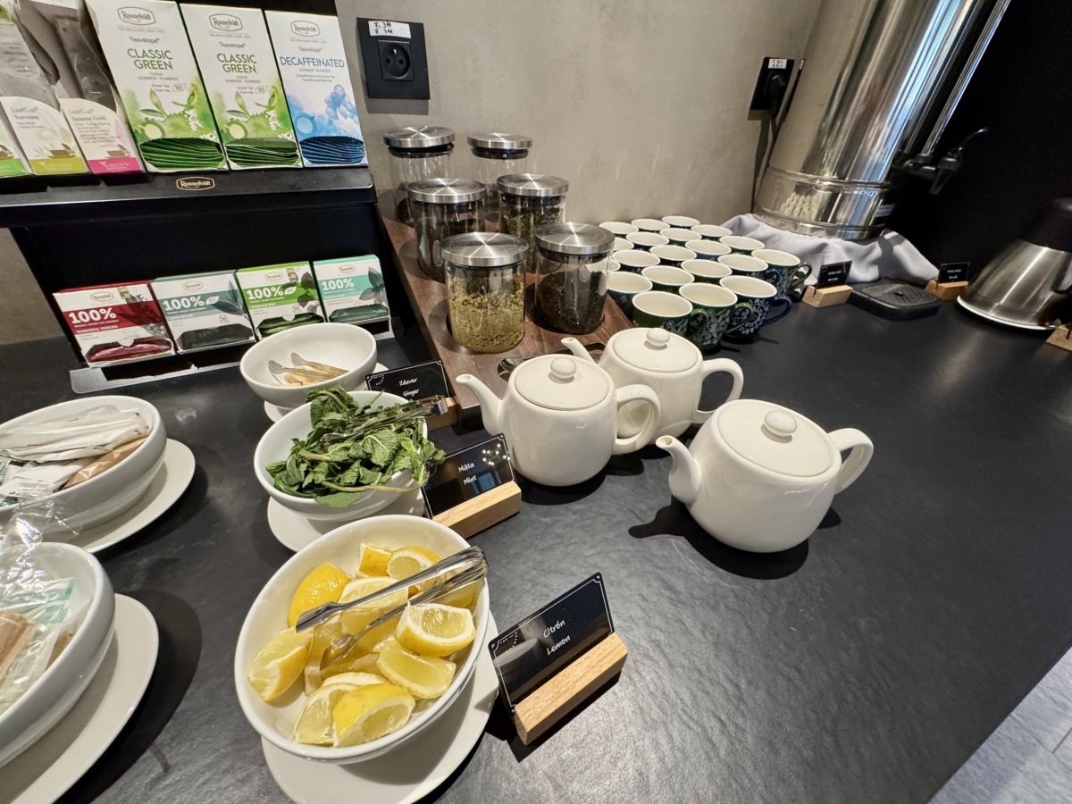 Nabídka sypaných čajů a čerstvé máty