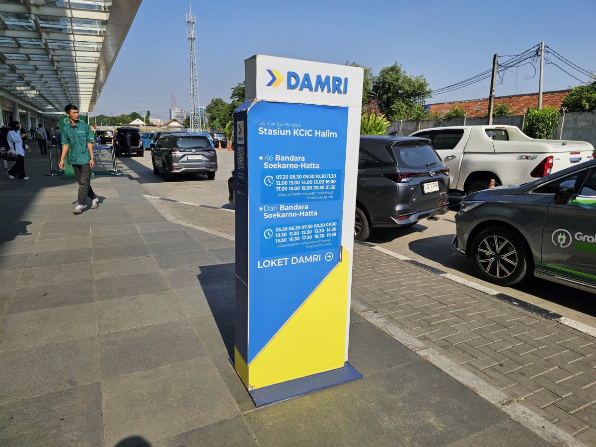 Jízdní řád autobusu z letiště CGK na nádraží Halim