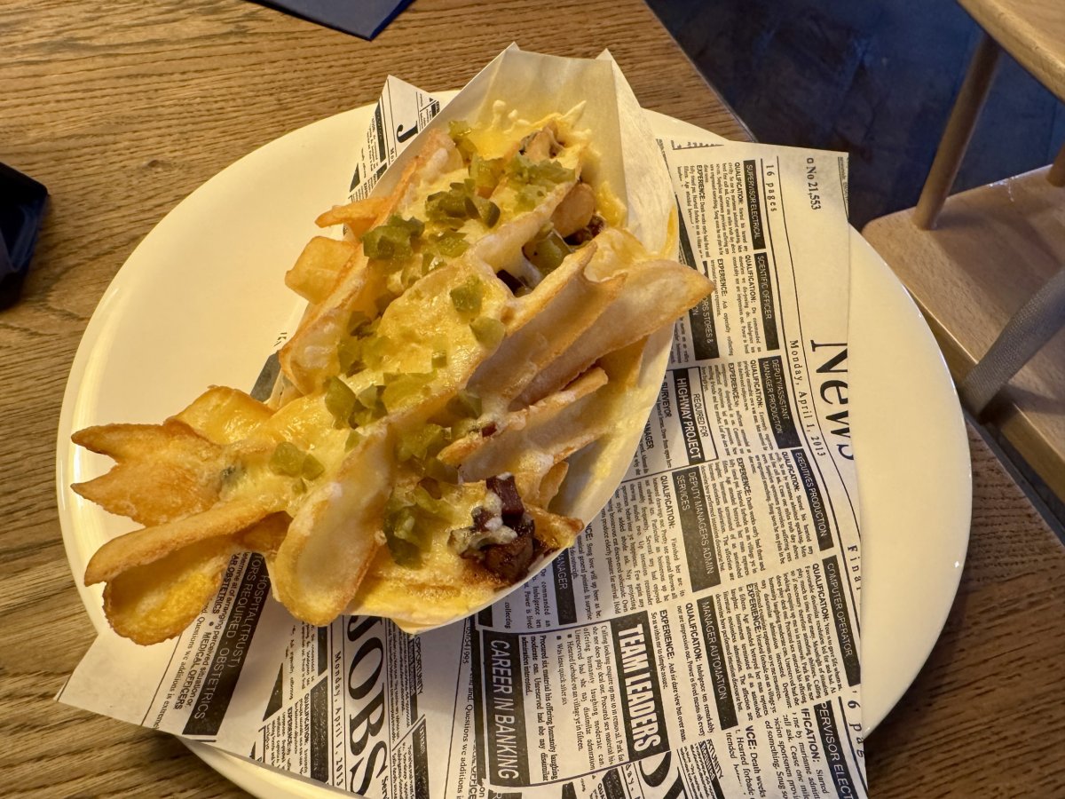 Steakové hranolky se sýrem a slaninou