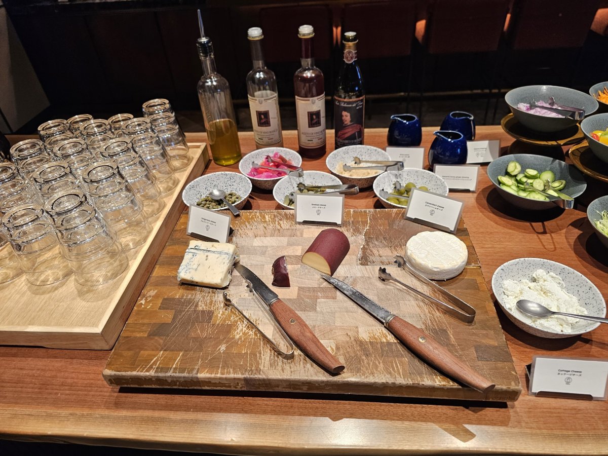 Snídaně - sýry, olivy a oleje