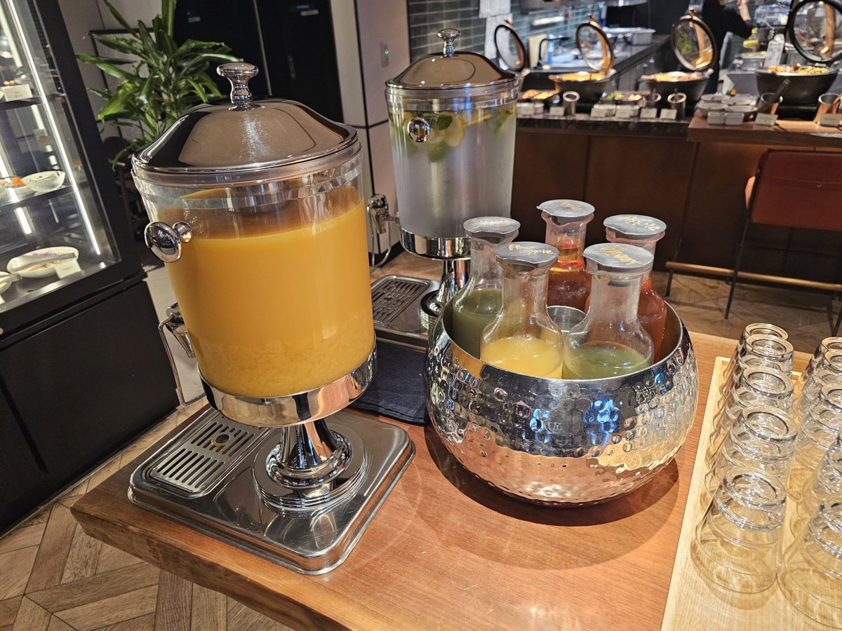 Snídaně - džusy a voda