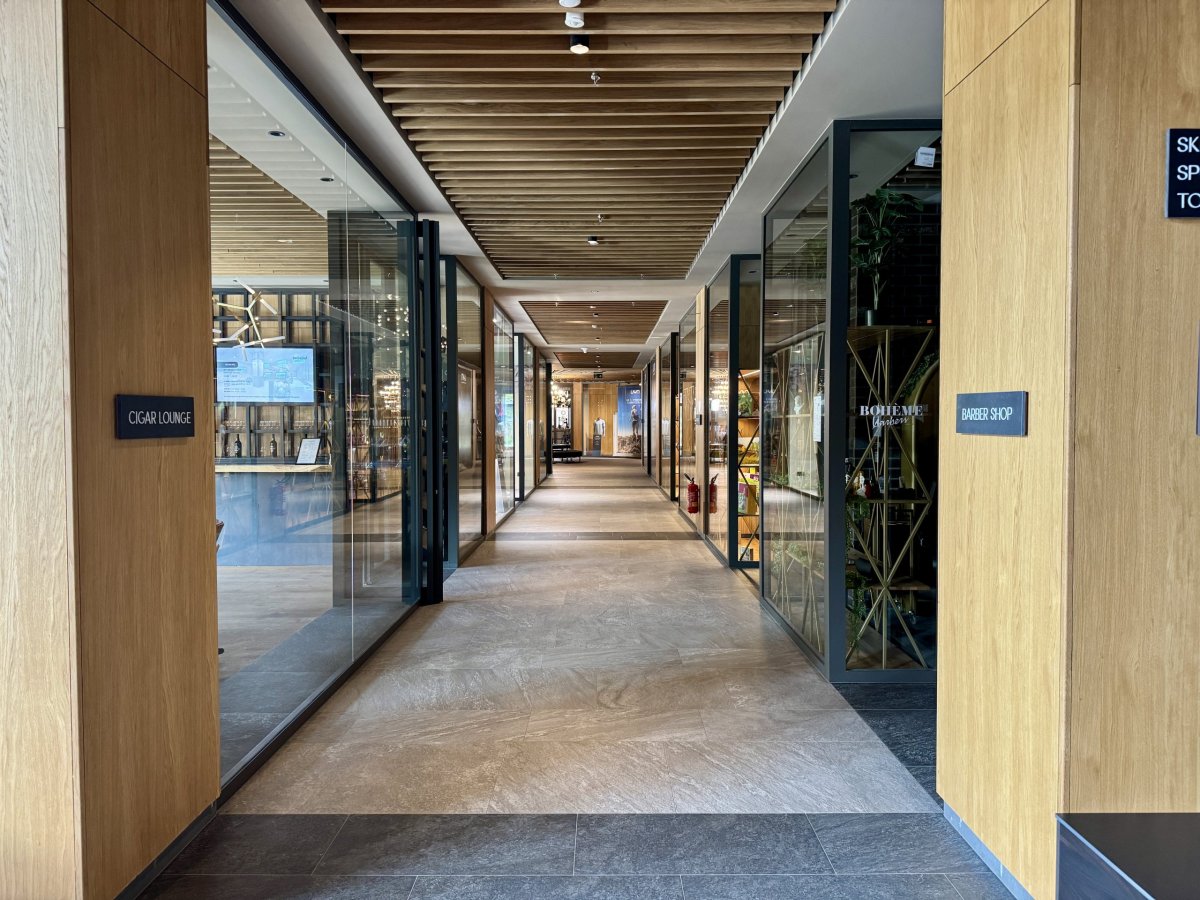 Chodba s nabídkou obchodů a služeb