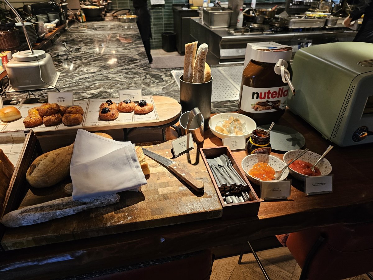 Snídaně - sladké pečivo, marmelády a nutella