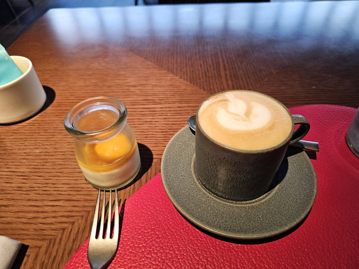 Snídaně - cappuccino a jogurt