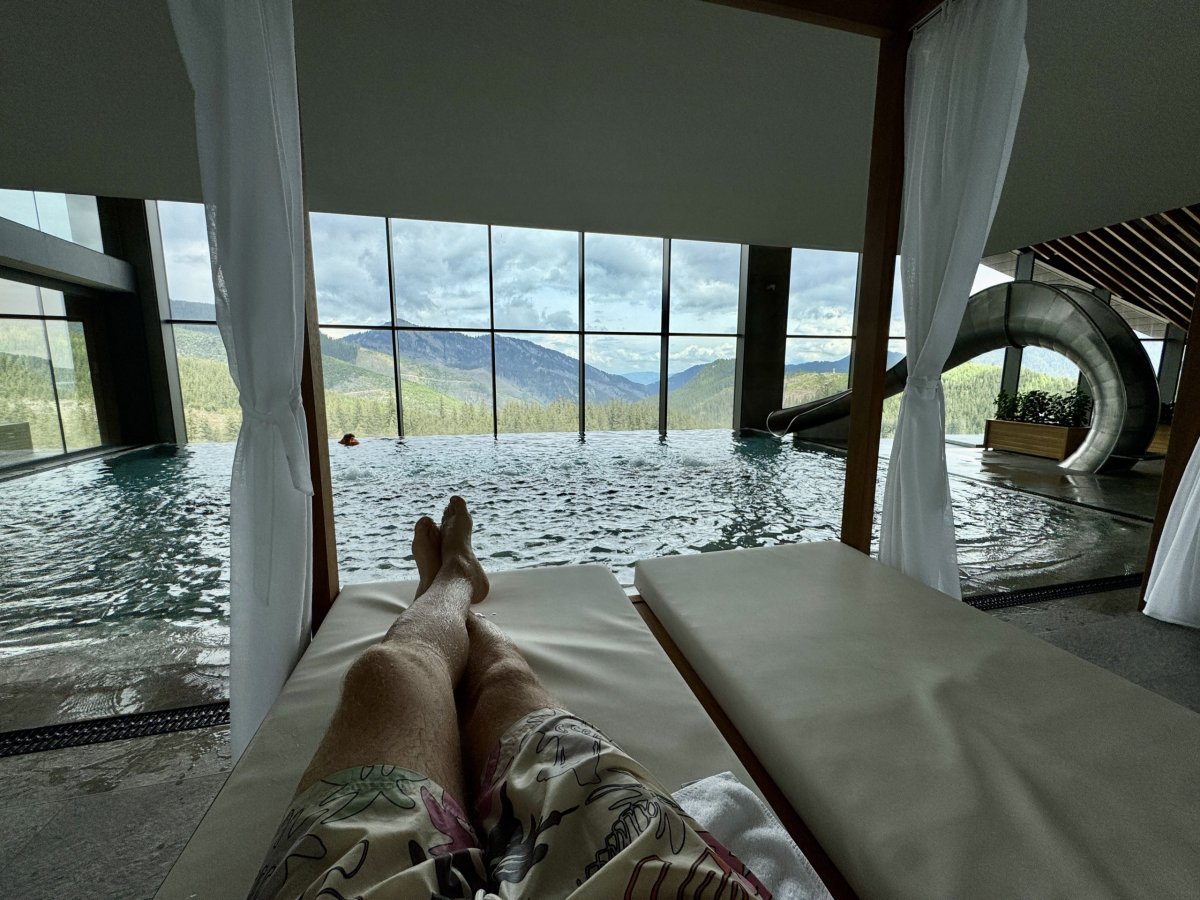 Výhled z bazénu na Nízké Tatry