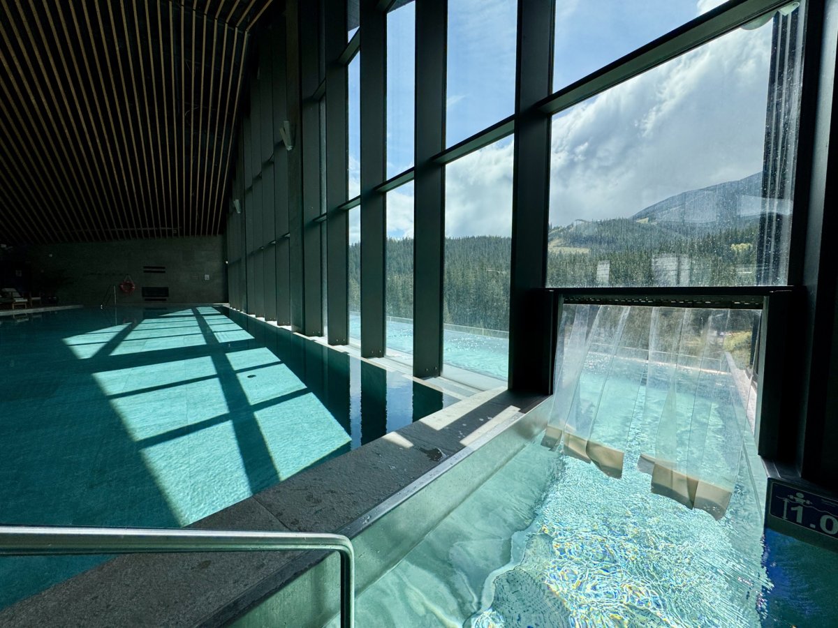 Vstup do venkovní části bazénu