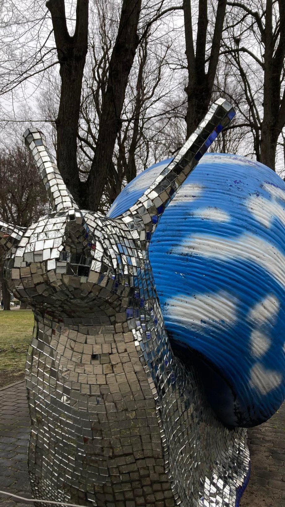 Socha šneka v parku Kronvalda