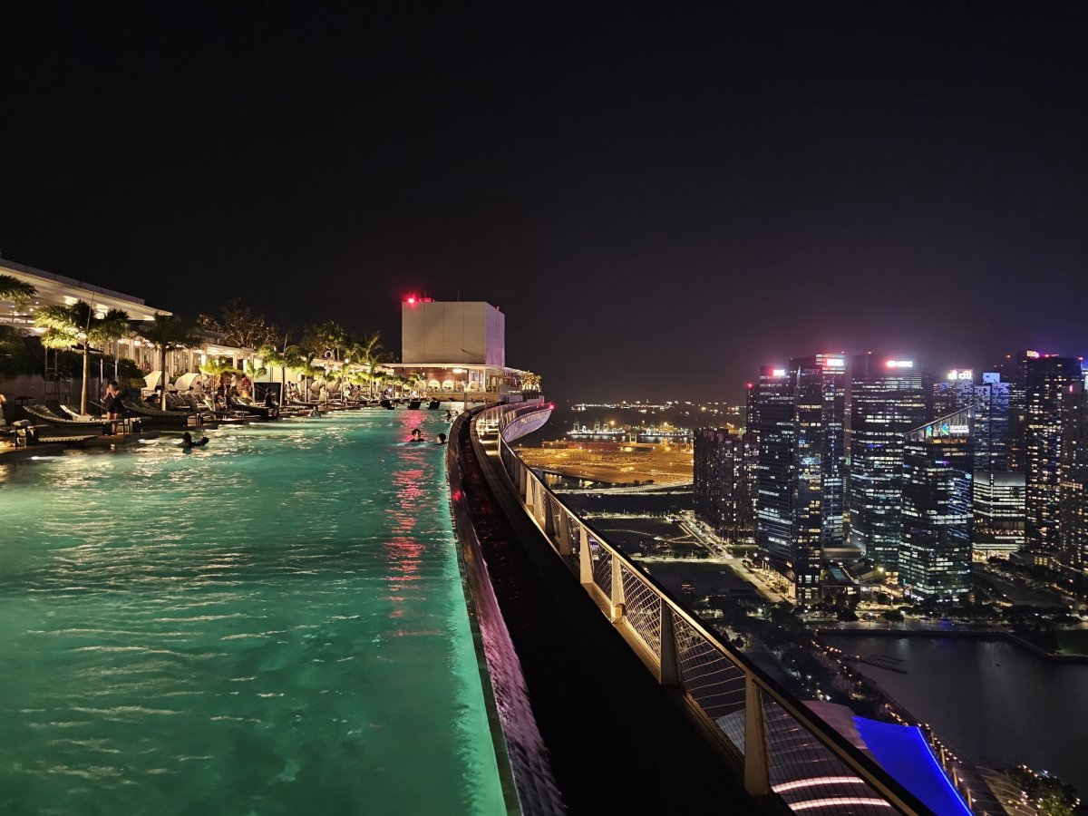 Noční osvětlení střešního bazénu v hotelu MBS