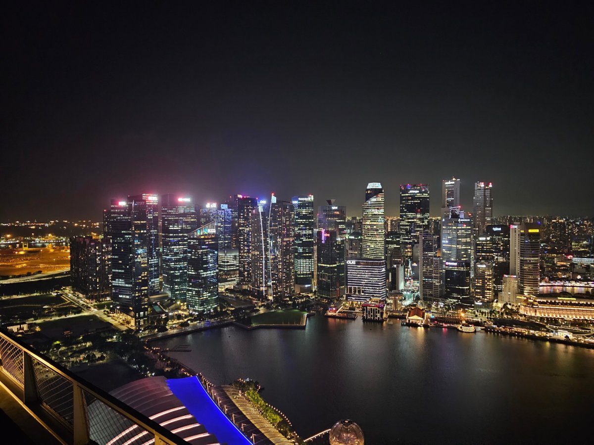 Noční výhled na centrum Singapuru