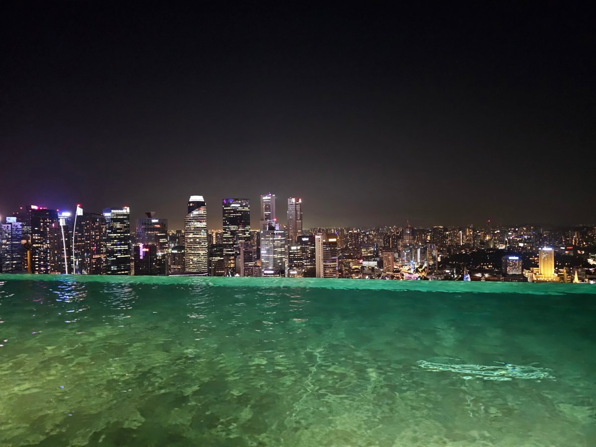 Noční osvětlení střešního bazénu v hotelu MBS