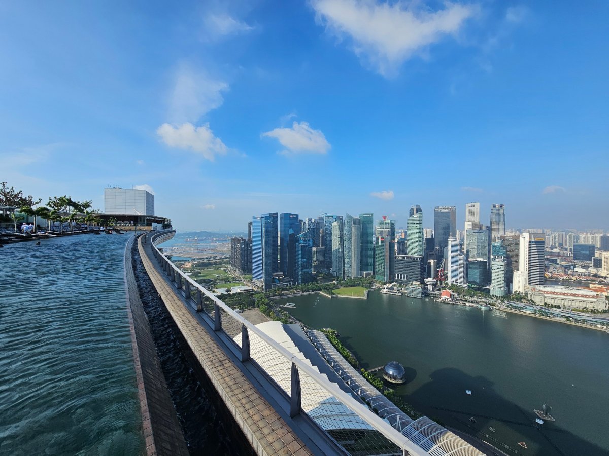 Výhled od střešního bazénu hotelu Marina Bay Sands