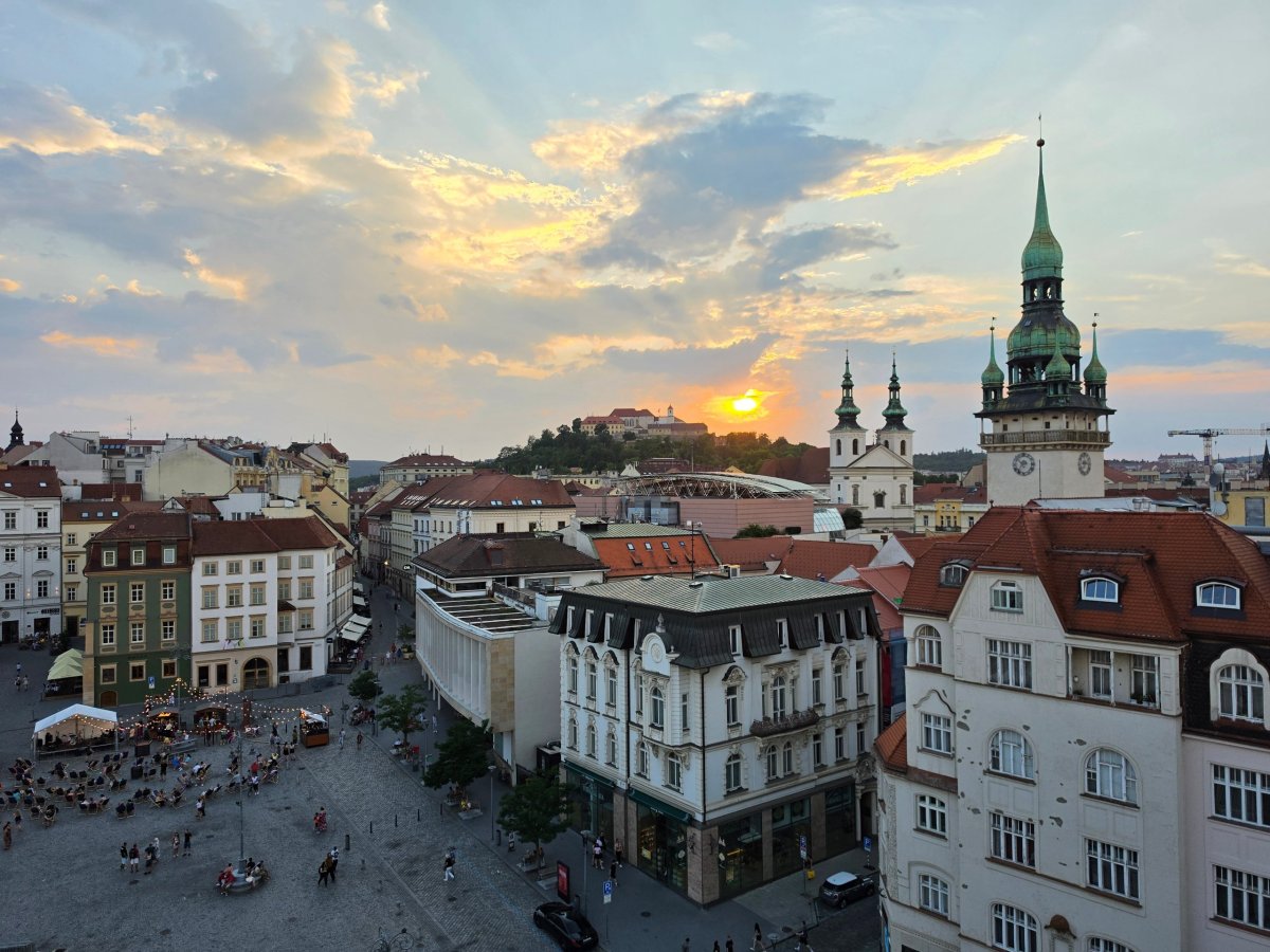 Západ slunce při pohledu z balkonků ve věži