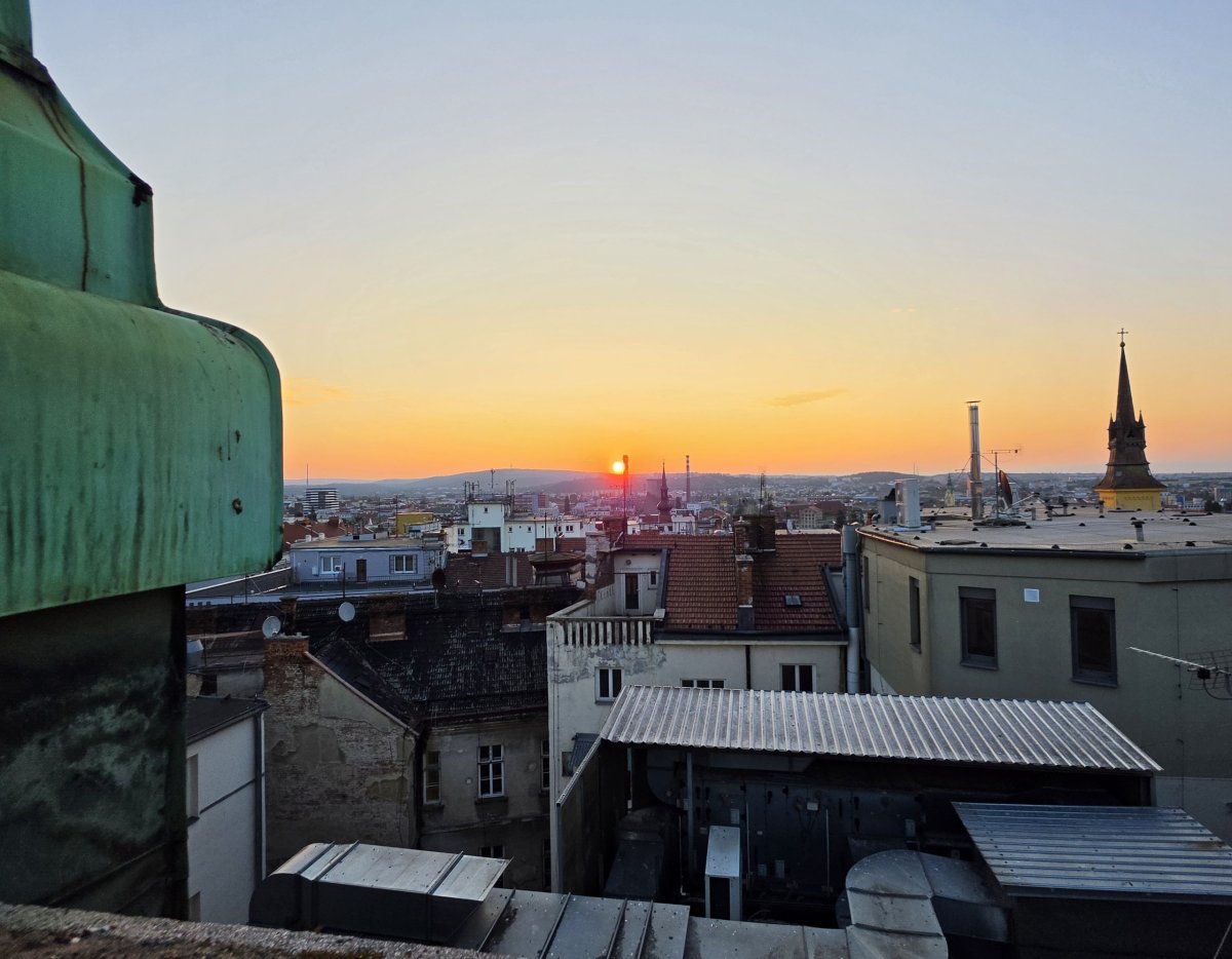 Východ slunce nad Brnem z balkonu ve věžičce