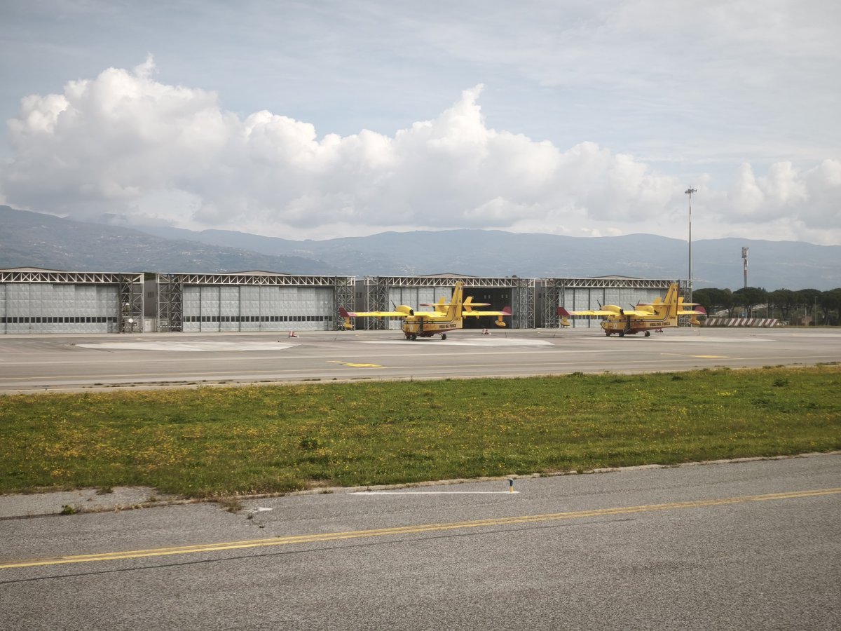 Hasičská letadla na letišti Lamezia Terme