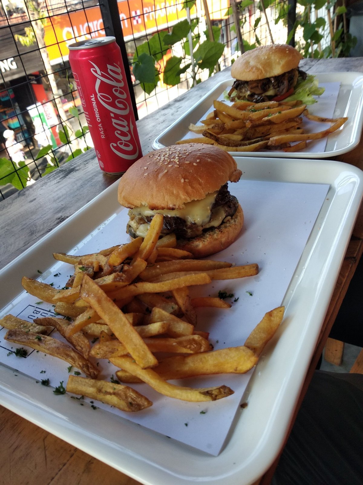 Halal burger a výhledem na rušnou ulici