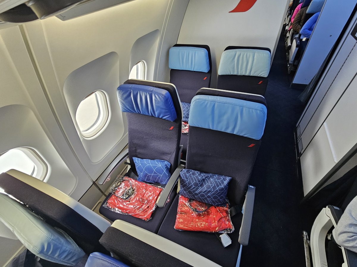 Sedačky v ekonomické třídě, Airbus A330-200