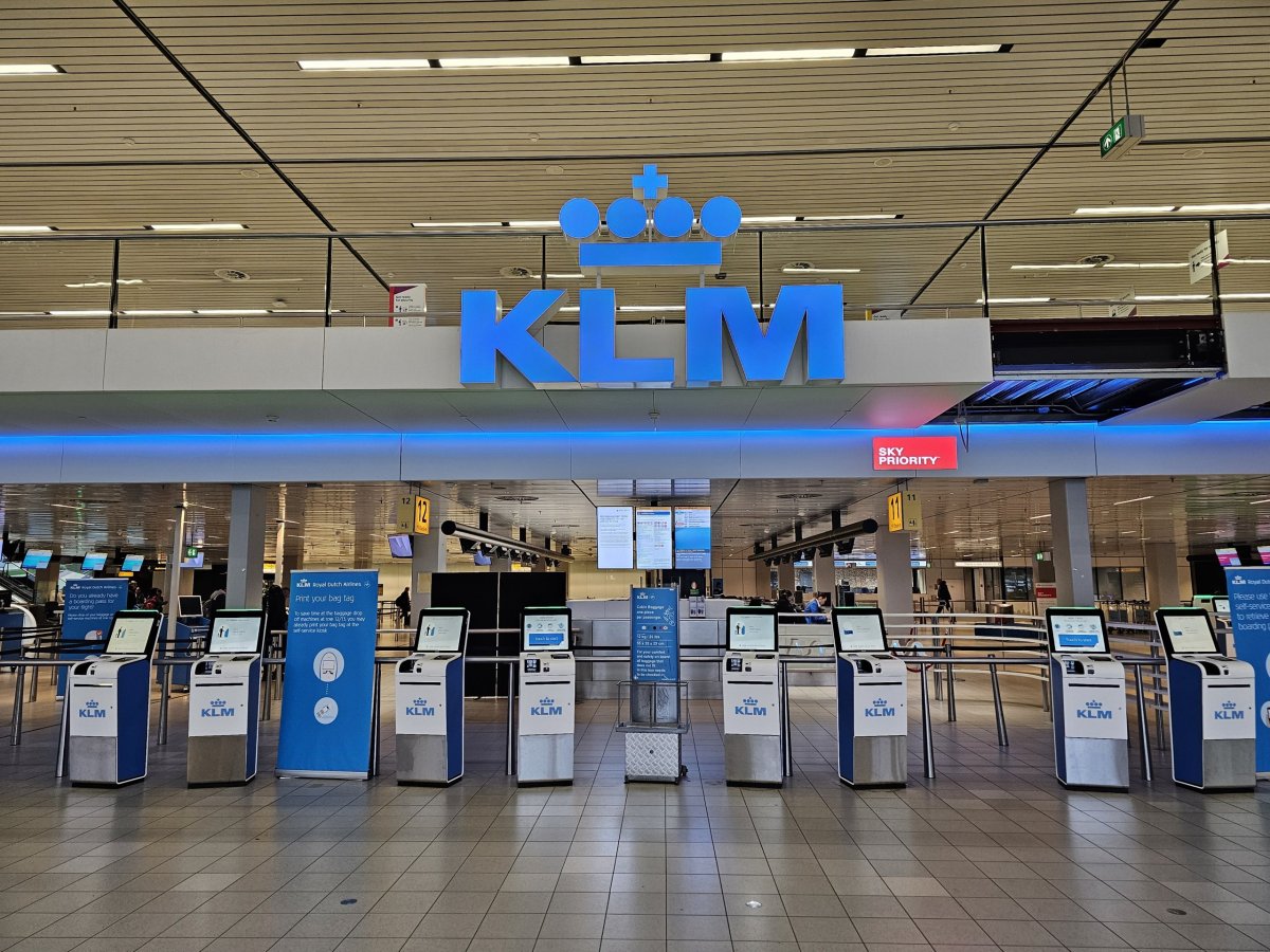 Odbavovací přepážky KLM v Amsterdamu