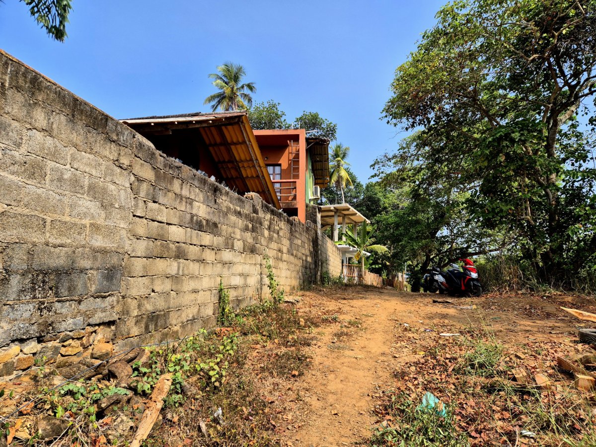 Parkoviště u Ranlakshmi Paradise Beach