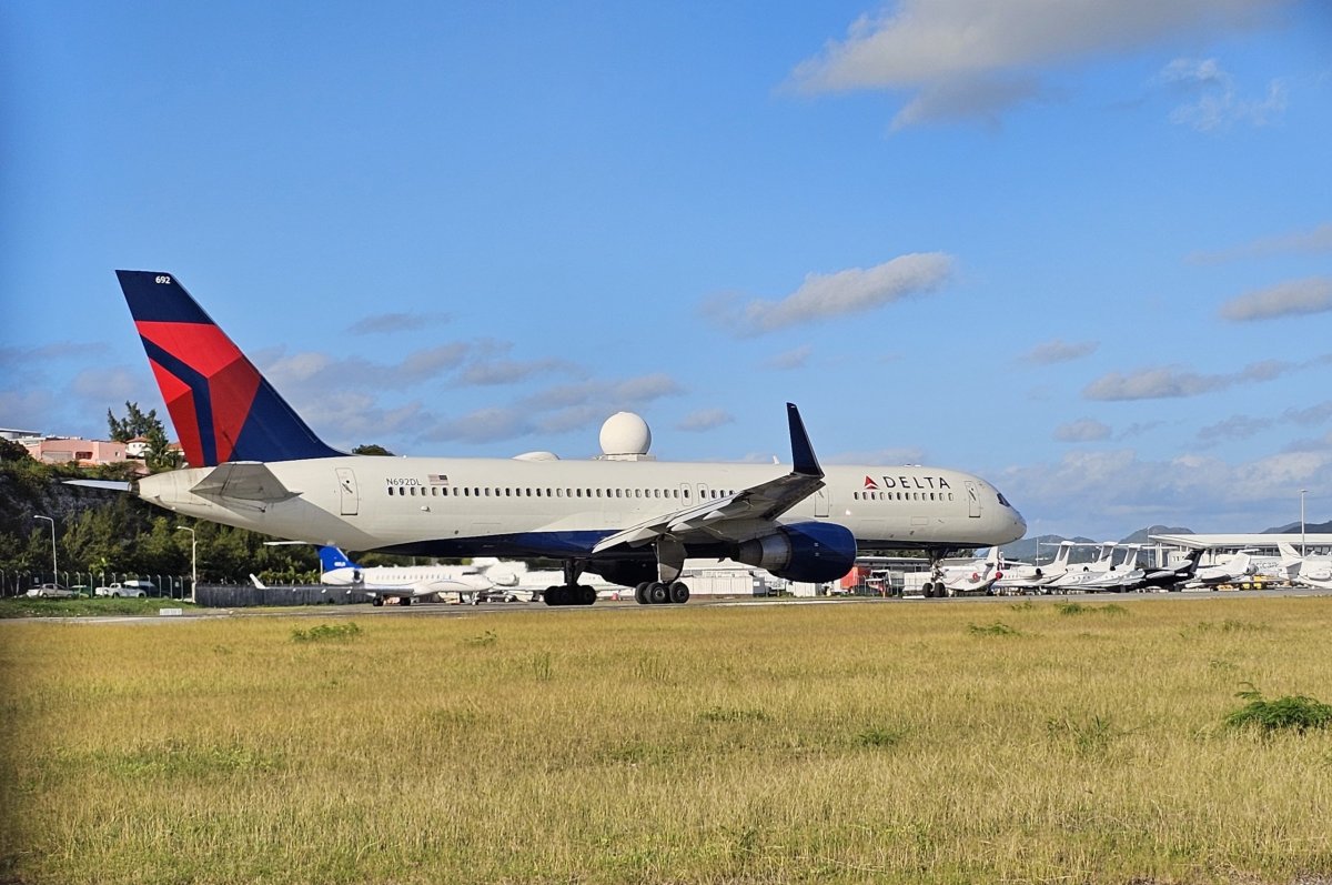 Odlétající letadlo Delta Air Lines z letiště SXM
