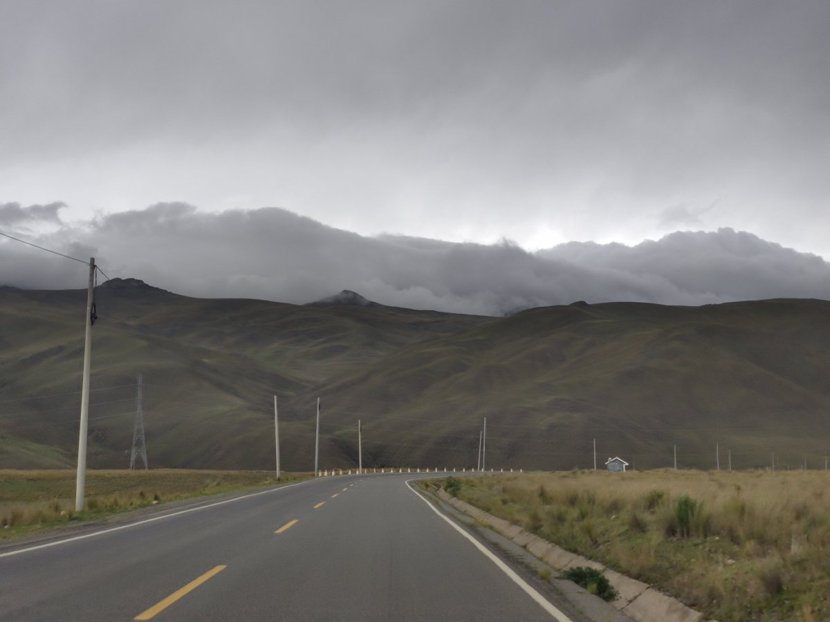 Cesta po planině mezi Cordillera Blanca a Cordillera Negra