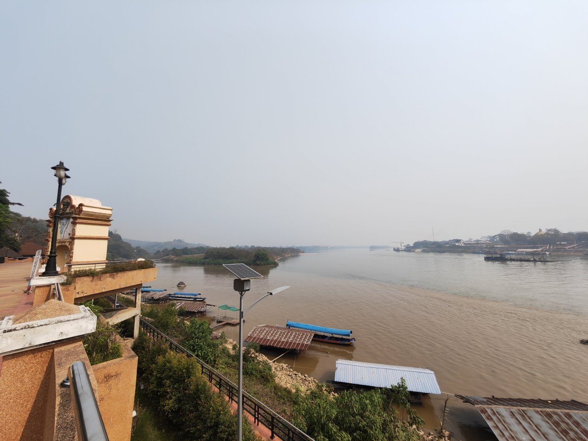 Mekong zde tvoří přirozenou hranici - stojíme v Thajsku, malinký výběžek je Myanmar a napravo je Laos. Všimněte si i dvoubarevno