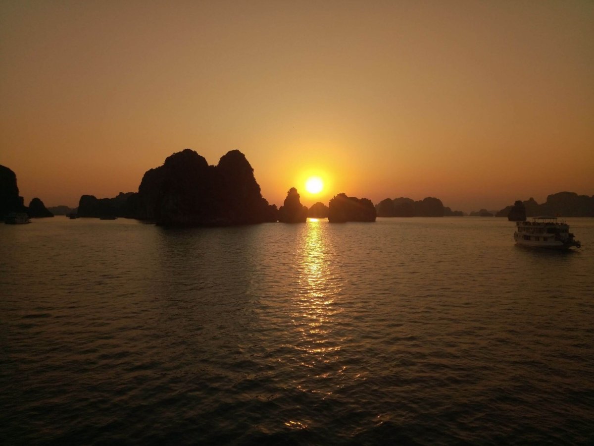 Západ slunce v Bai Tu Long Bay