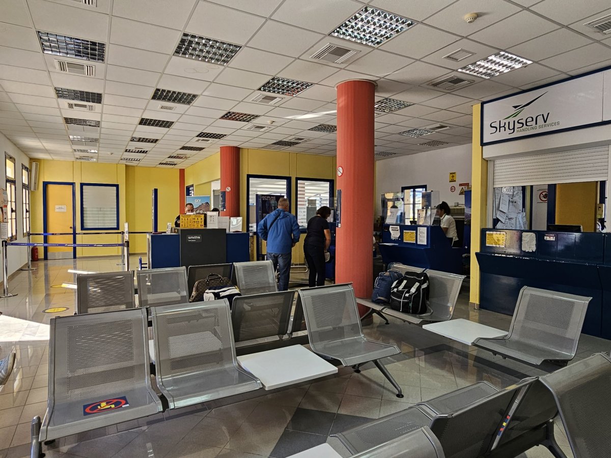 Check-in přepážky a bezpečnostní kontrola, letiště Leros