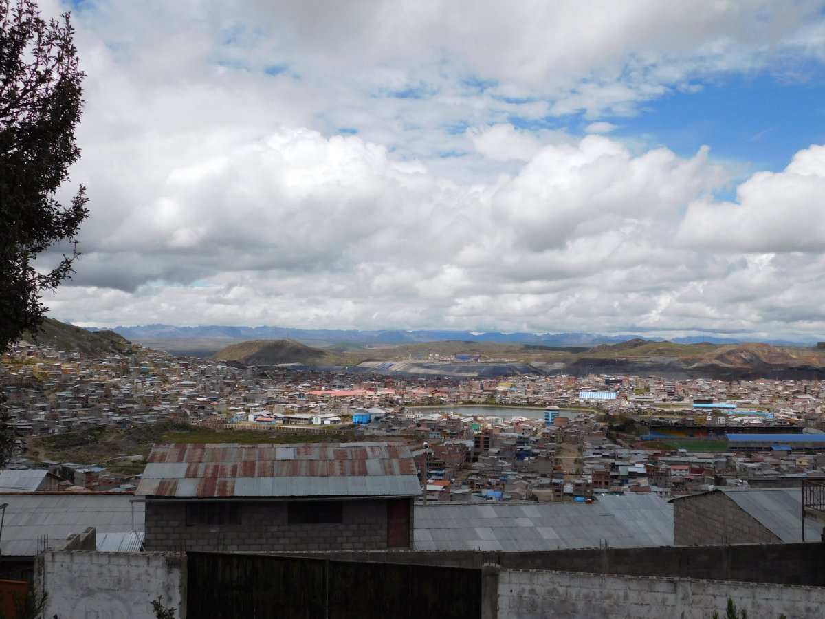 Pohled na Cerro de Pasco s dolem na olovo v pozadí