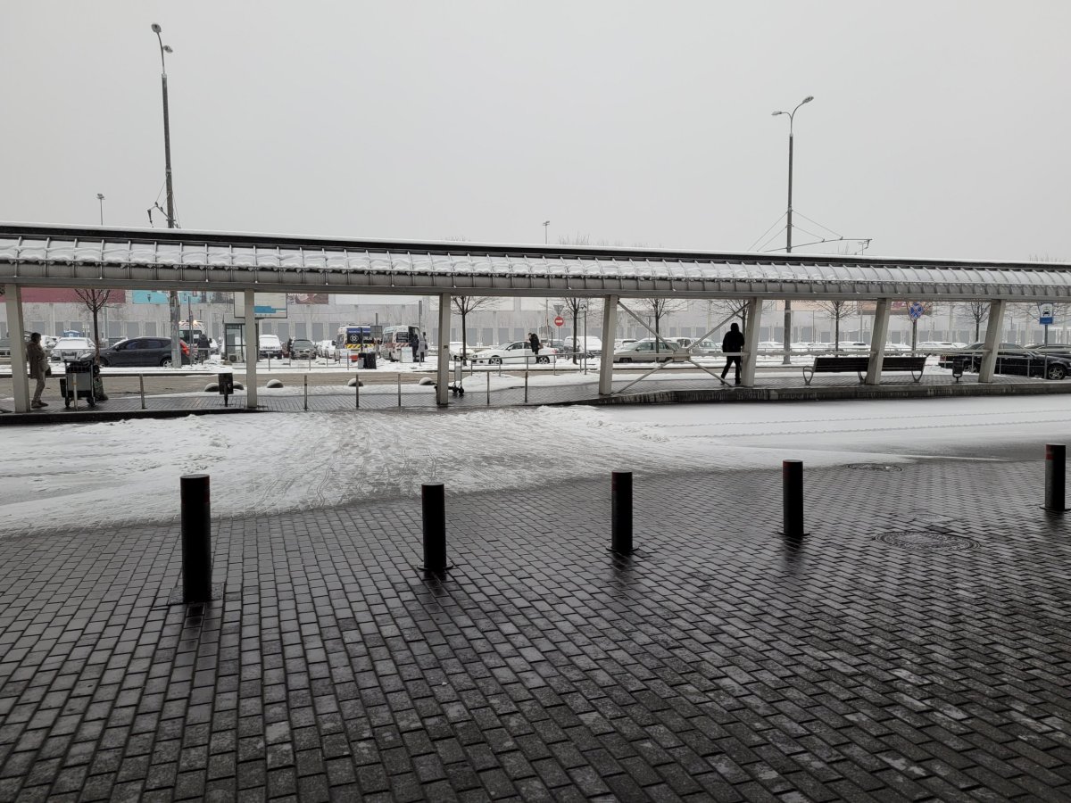 Pohled na trolejbusovou zastávku od východu z terminálu (pod první stříškou)