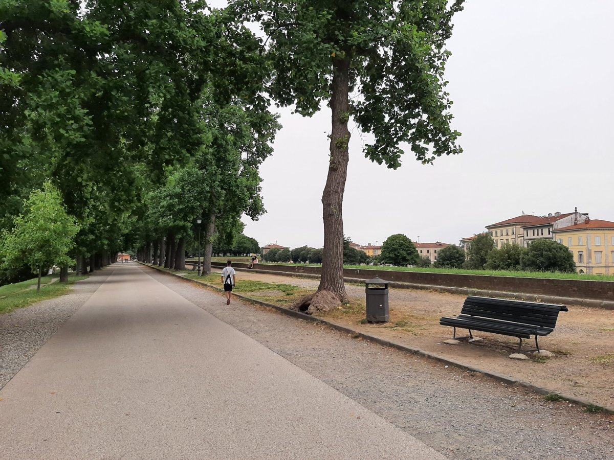4 km dlouhá cesta okolo hradeb