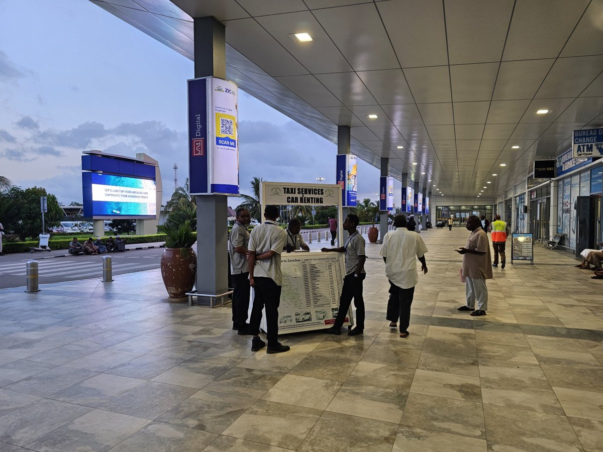 Taxi před mezinárodní příletovou halou