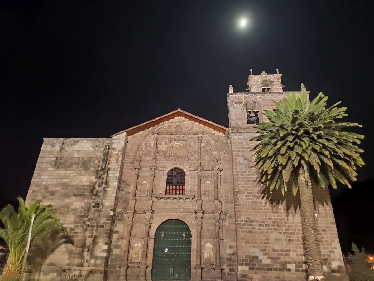 Noční nasvícený kostel v Urubambě