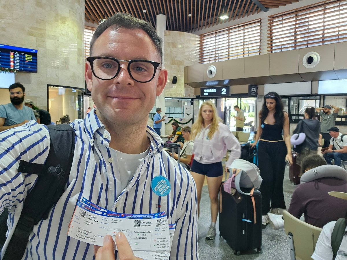 Já s lístky na transfer bus + loď směr Koh Samui