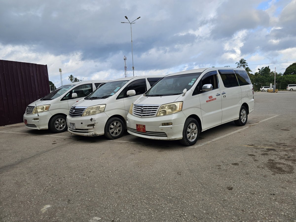 Taxi před terminálem 2