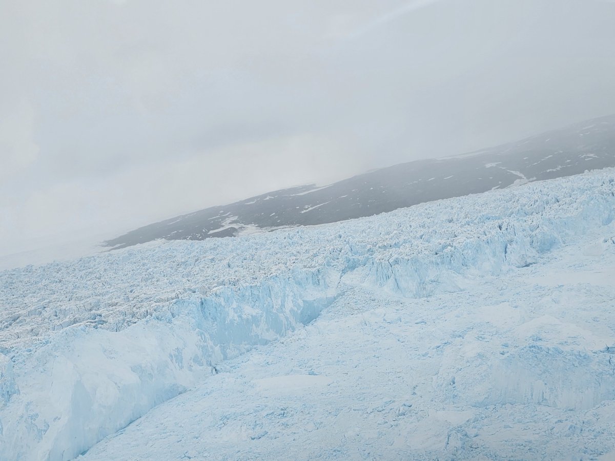 Ledovec Kangia z vrtulníku