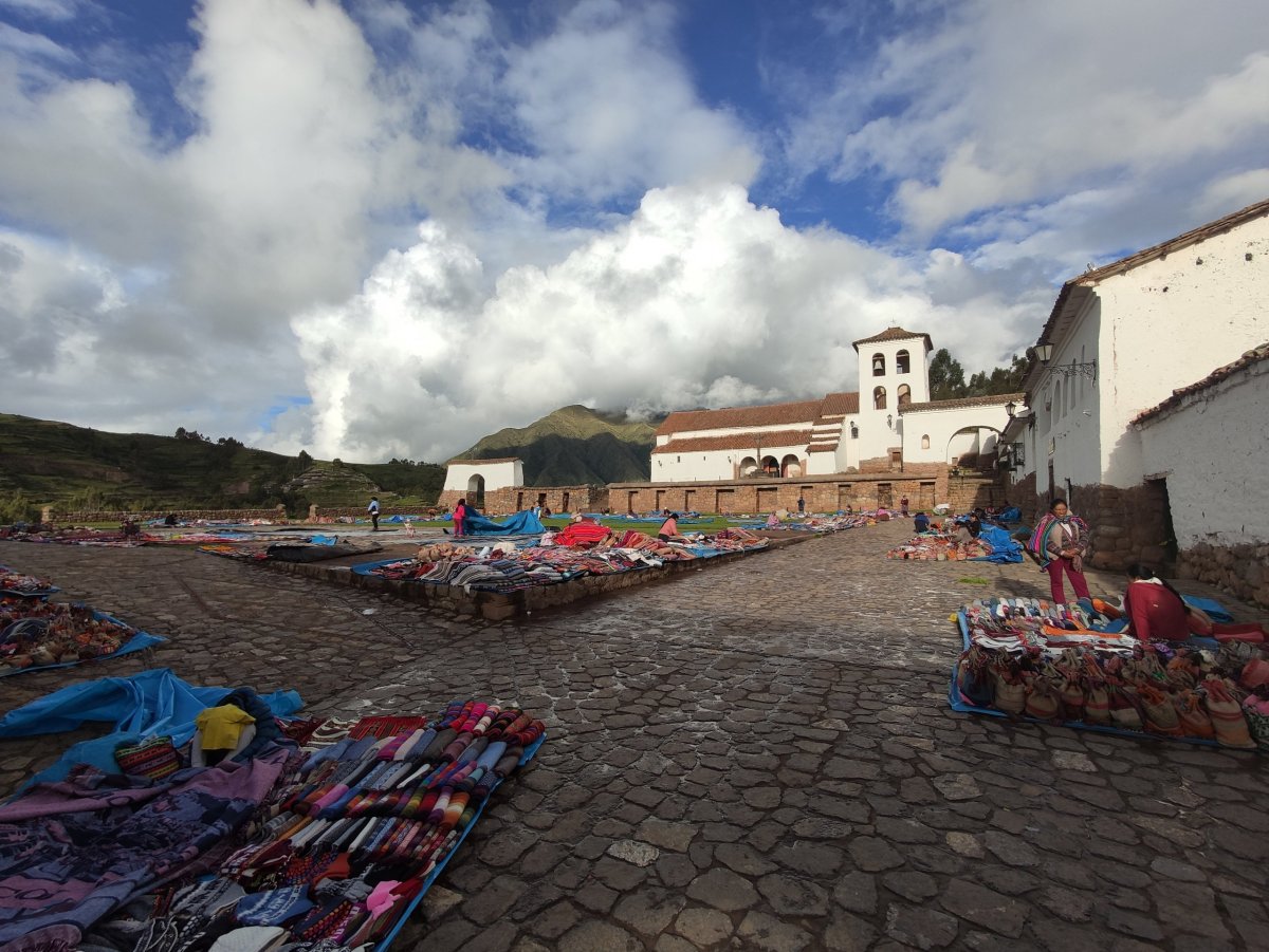Trhy s místním textilem před ruinami Chinchero