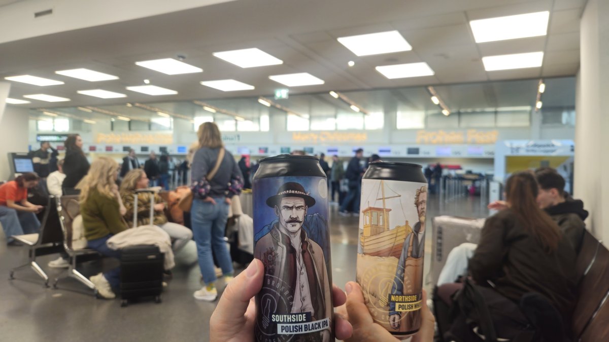 Startovní přípitek - Valaši pijí polské pivo na rakouském letišti před cestou tureckými aerolinkami do Ománu