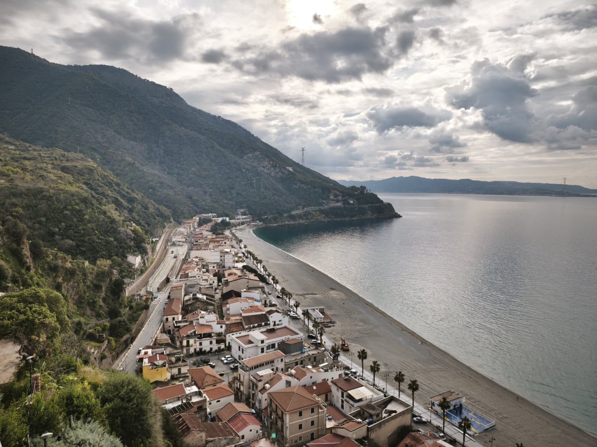 Pohled na západ (napravo v pozadí Sicílie)