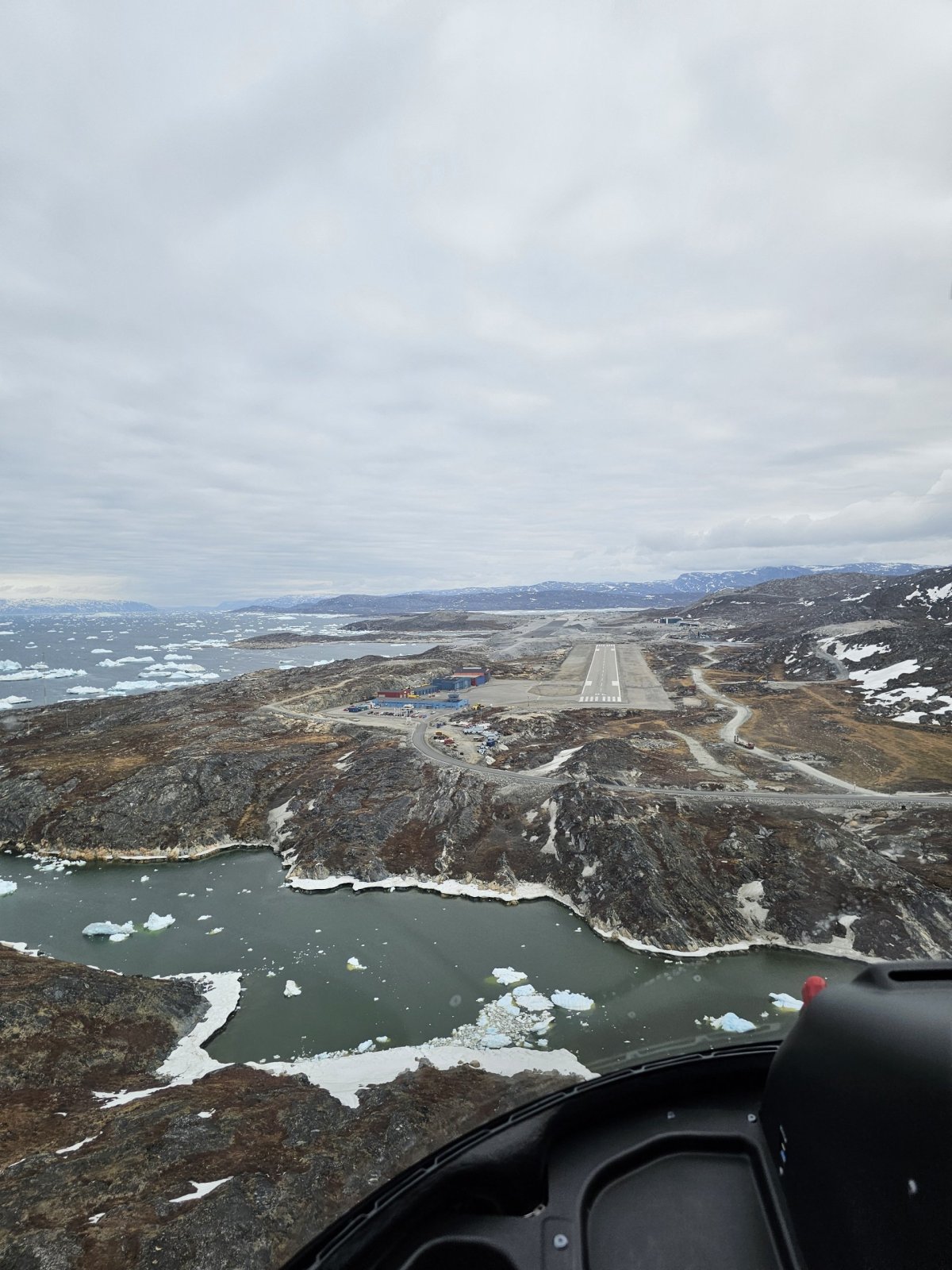 Přistání vrtulníkem na letišti Ilulissat