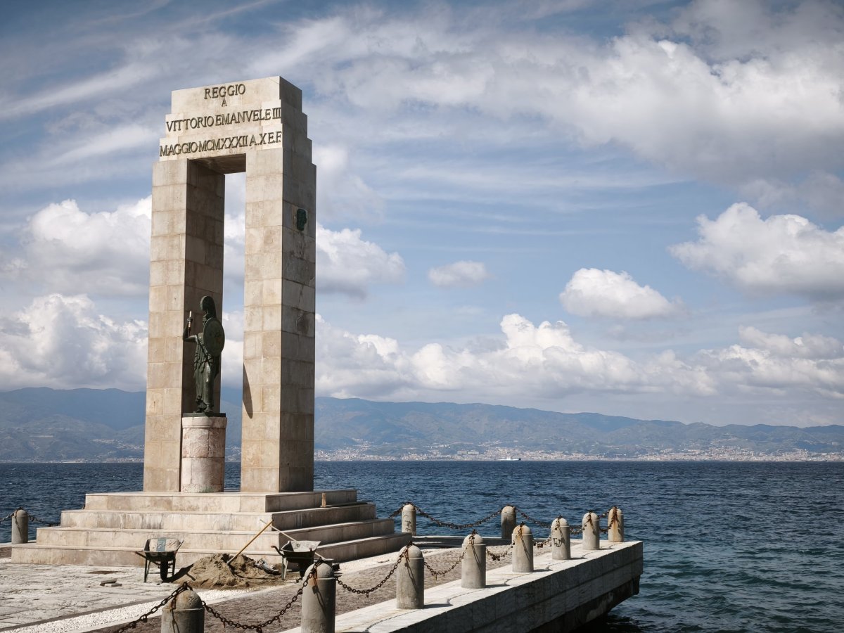 Socha bohyně Athény (v pozadí Sicílie)