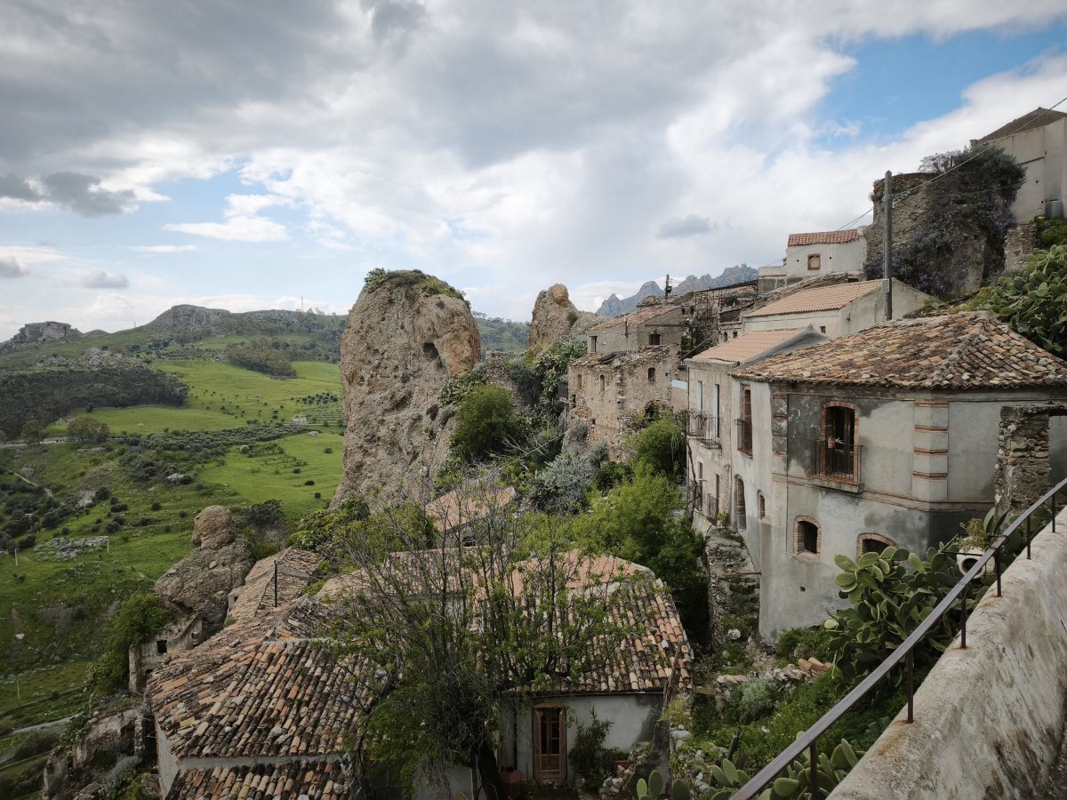 Opuštěné domy a krásné výhledy