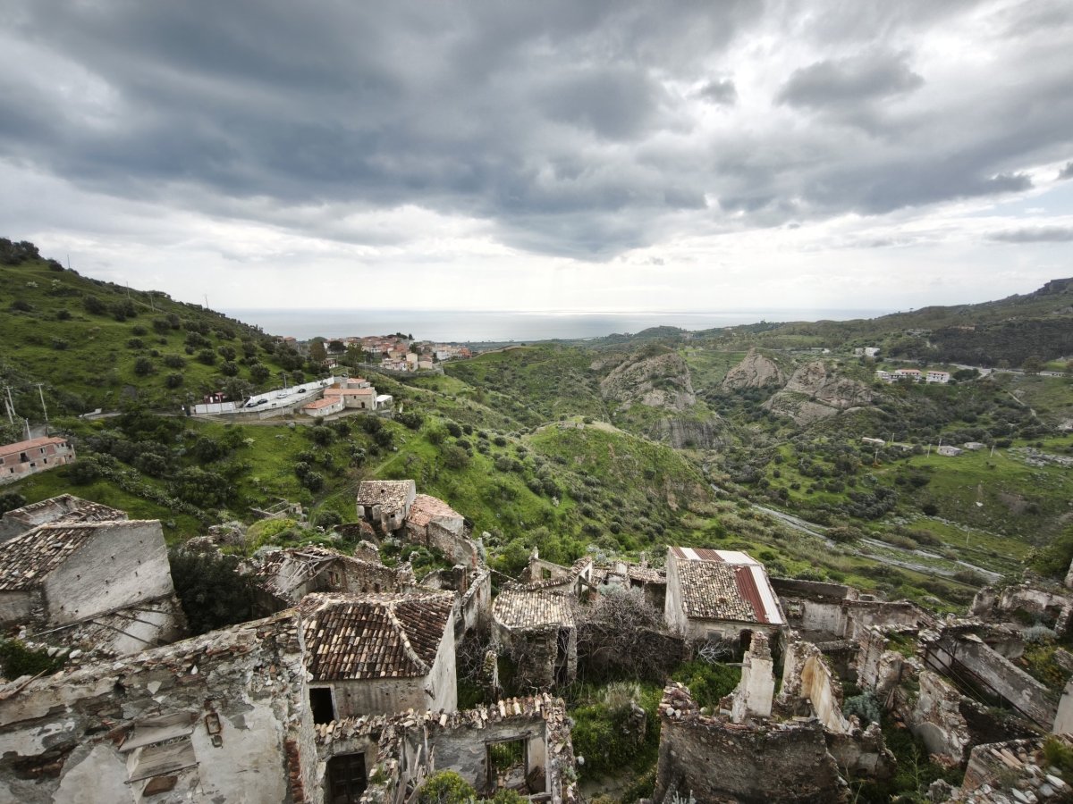 Opuštěné domy a krásné výhledy